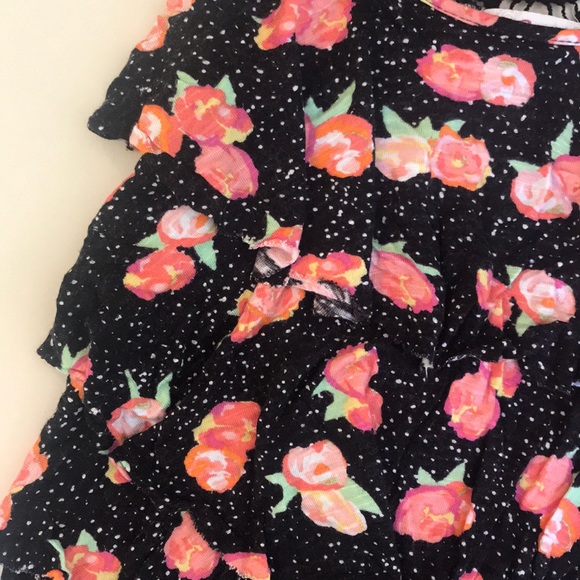 LIKE NEW RUFFLE TOP - Picture 2 of 4